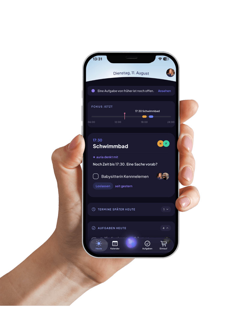 Eine Hand hält ein Smartphone mit der auria App